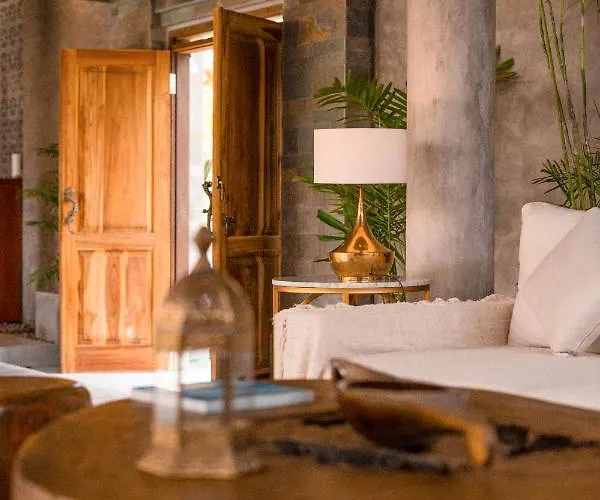 Bed & Breakfast Amantes Bingin 4*